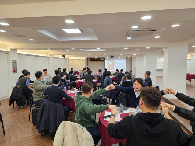 구미기업발전협의회 회원들이 지난 23일 열린 송년회에서 강의를 듣고 있다. 구미상의 제공