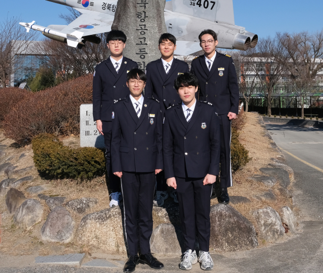 한국항공우주산업에 합격한 경북항공고 학생 5명이 학교를 배경으로 기념 사진을 촬영했다. 항공고 제공