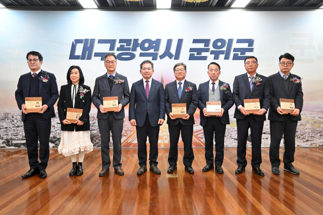 대구 군위군은 하반기 공무원 퇴임식을 열고, 퇴직자들에게 공로패를 전달했다. 군위군 제공