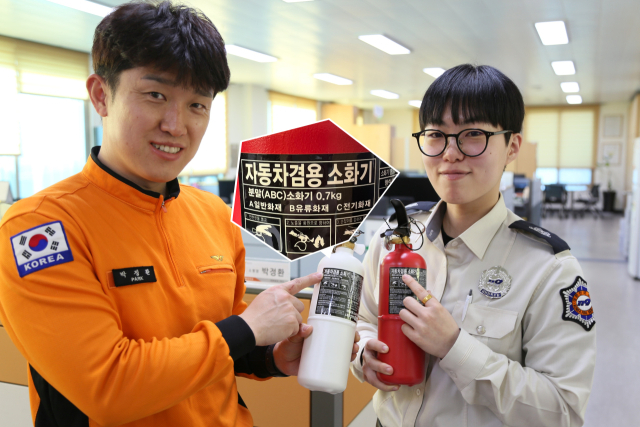 안동소방서 직원들이 차량용 소화기 구입 시 반드시 확인해야 할 사항에 대해 안내하고 있다. 안동소방서 제공