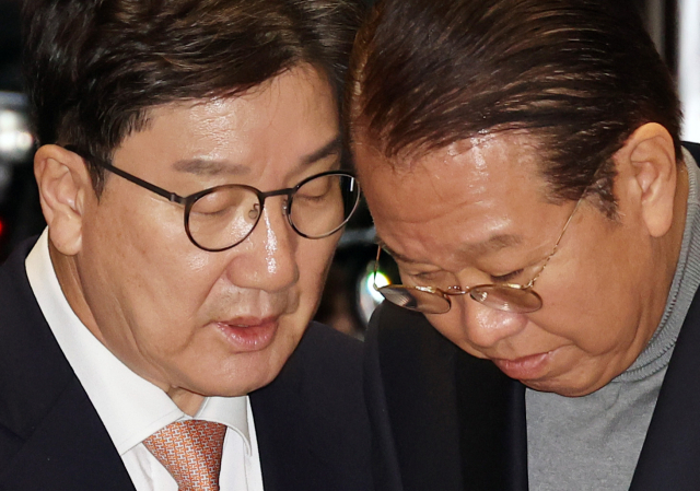 국민의힘 권성동 당 대표 권한대행 겸 원내대표가 26일 국회에서 열린 국민의힘 의원총회에 입장하며 비상대책위원장으로 지명된 권영세 의원과 대화하고 있다. 연합뉴스