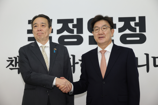 권성동 국민의힘 당 대표 권한대행 겸 원내대표가 26일 국회에서 미즈시마 고이치 주한일본대사를 접견하고 있다. 연합뉴스