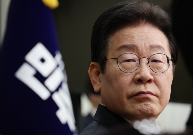 더불어민주당 이재명 대표가 27일 오전 서울 여의도 국회에서 열린 최고위원회의에 참석해 발언을 들으며 생각에 잠겨 있다. 연합뉴스