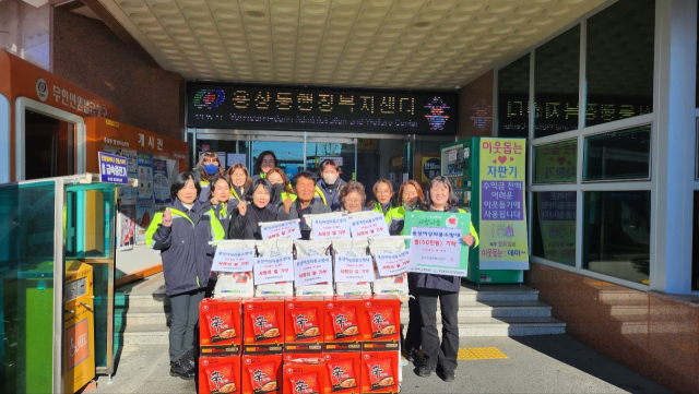 안동소방서 용상여성의용소방대가 지역 내 어려운 이웃을 돕고자 용상동행정복지센터에 성금과 생필품 등을 기탁하고 기념 촬영하고 있다. 안동소방서 제공