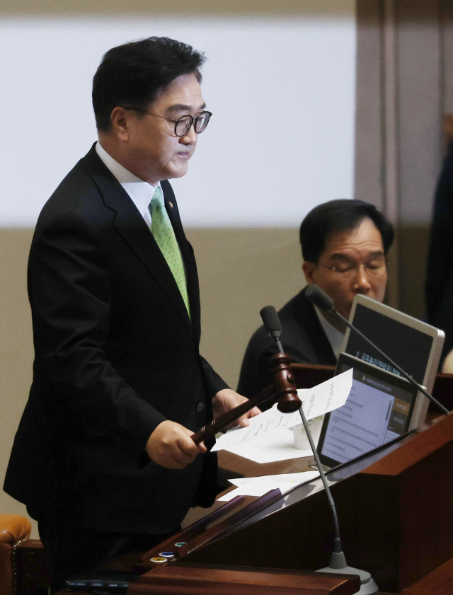 우원식 국회의장이 27일 오후 서울 여의도 국회 본회의에서 한덕수 국무총리 탄핵소추안에 대한 가결을 선포하고 있다. 연합뉴스