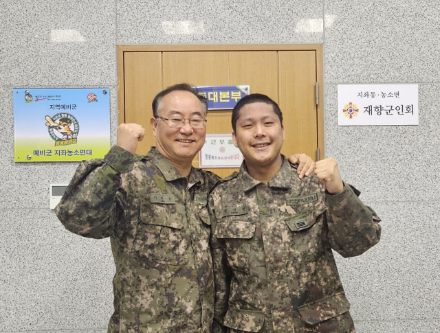 이태성 지좌농소면대장과 권진원 상병(사진 오른쪽). 육군 50사단 120여단 제공