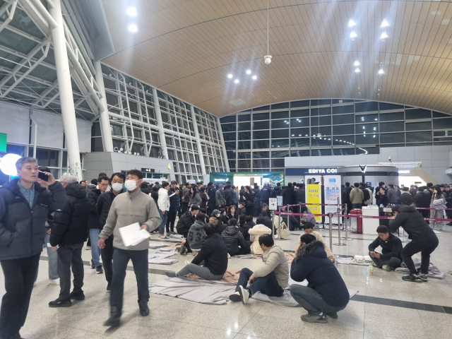 29일 무안국제공항에서 발생한 제주항공 여객기 참사와 관련해 탑승자 가족들이 정부의 사고 대응과 소통 부족에 분통을 터트렸다. 김유진 기자