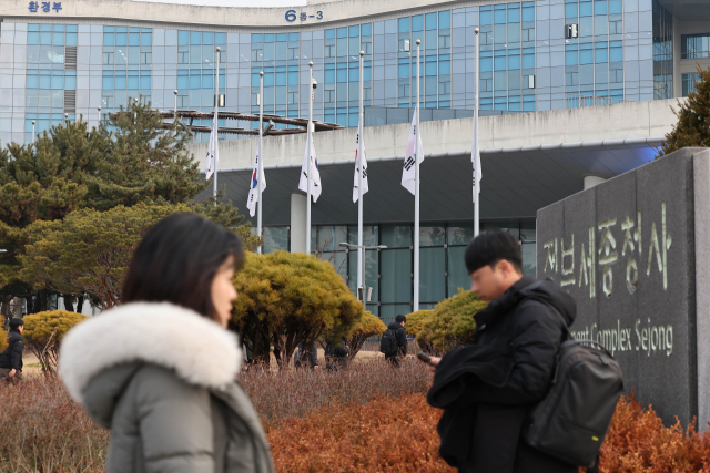 30일 정부세종청사에 전남 무안국제공항에서 발생한 제주항공 참사 희생자를 애도하는 조기가 걸려 있다. 최상목 대통령 권한대행 부총리 겸 기획재정부 장관은 