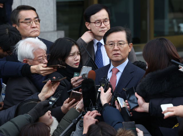 27일 오후 윤석열 대통령의 법률대리인인 윤갑근, 배보윤, 배진한 변호사가 탄핵심판 사건 첫 번째 변론준비기일을 마친 뒤 서울 종로구 헌법재판소 심판정을 나서며 취재진 질문에 답하고 있다 연합뉴스