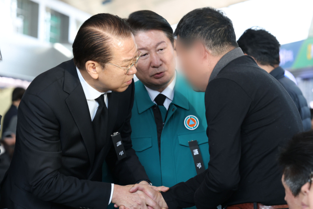 국민의힘 권영세 비상대책위원장이 30일 전남 무안국제공항을 찾아 제주항공 여객기 참사 유가족을 위로하고 있다. 연합뉴스