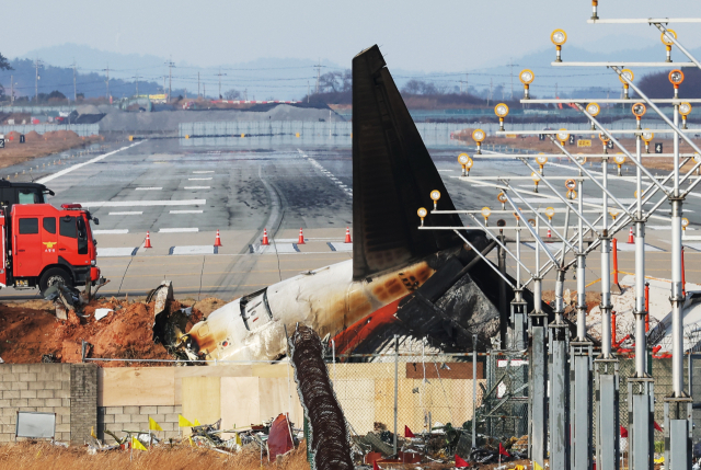 30일 전남 무안군 무안국제공항 활주로에 전날 동체 착륙을 시도하다 충돌 후 폭발한 제주항공 여객기의 흔적과 잔해가 남아 있다. 연합뉴스
