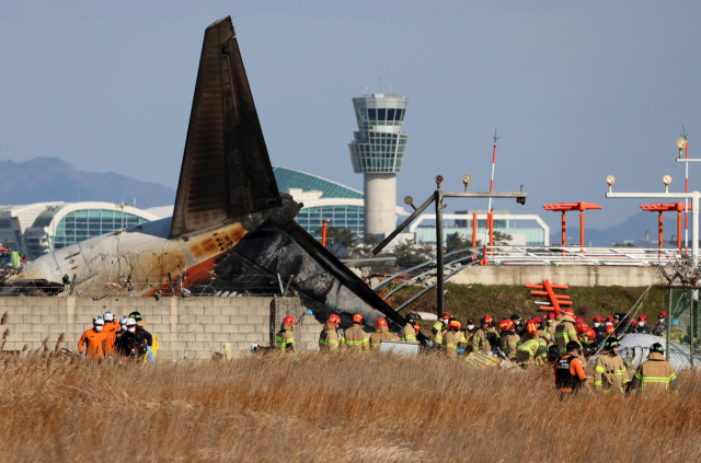 지난 29일 오전 전남 무안국제공항에서 착륙 중이던 항공기가 활주로를 이탈해 울타리 외벽을 충돌했다. 사진은 사고 현장에서 소방 당국이 인명 구조를 하는 모습. 연합뉴스