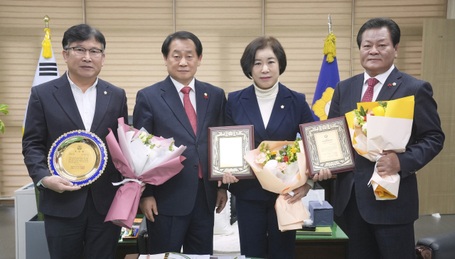 김경도(왼쪽 두번째) 안동시의회 의장이 수상 의원들을 축하해주고 있다. 안동시의회 제공