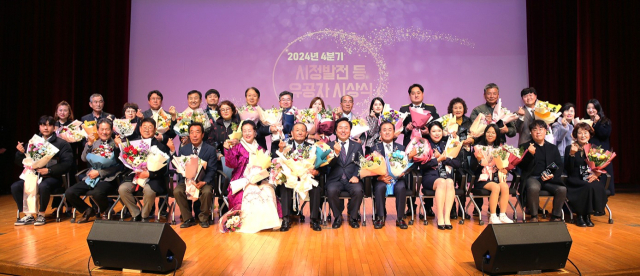안동시는 30일 안동시정 발전 유공자 시상식을 가졌다. 안동시 제공
