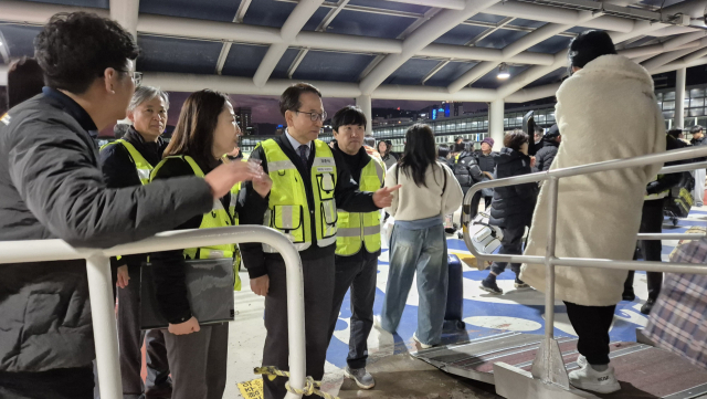 강준석 부산항만공사 사장(가운데)이 지난 30일 부산항 국제여객터미널의 여객선 하선 현장을 점검하고 있다. [사진=BPA]