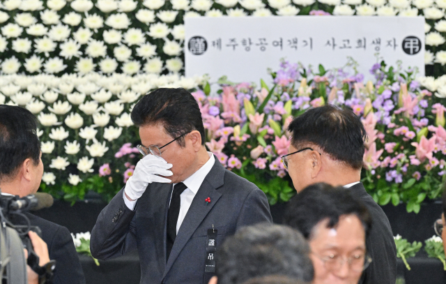 이철우 경북도지사는 31일 도청 간부들과 경북도청 동락관 1층에 마련된 제주항공 여객기 사고 희생자 합동분향소를 찾아 조문했다. 경북도 제공.