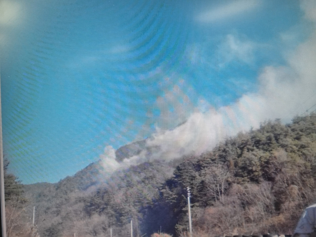 대구 군위군 삼국유사면 화북리에 산불이 나 산림 당국이 헬기 7대 등을 동원해 진화 중이다. 산림청 중앙산불방지대책본부 제공