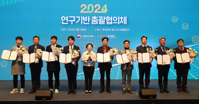 지난 17일 서울 롯데호텔에서 2024 연구기반 통합관리 시상식이 열렸다. 한국산업진흥원장 표창을 수상한 한국섬유기계융합연구원 임직원들이 기념촬영을 하고 있다. 한국섬유기계융합연구원제공