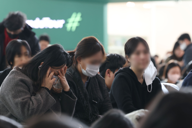 31일 전남 무안군 무안국제공항에서 유가족이 침통해 하고 있다. 연합뉴스