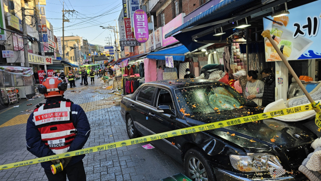 31일 오후 4시18분께 서울 양천구 목동 깨비시장에서 70대 남성이 모는 승용차가 돌진해 다수의 부상자가 발생했다. 연합뉴스