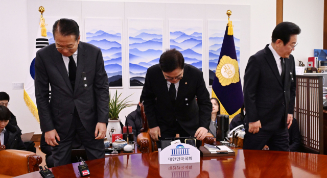 국민의힘 권영세 비상대책위원장(왼쪽부터), 우원식 국회의장, 더불어민주당 이재명 대표가 31일 서울 여의도 국회 의장실에서 기념 촬영을 마친 후 자리로 향하고 있다. 연합뉴스