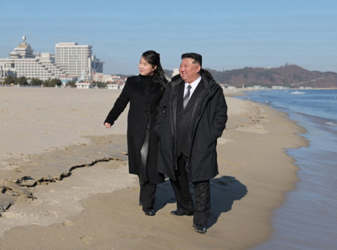 김주애, 김정은 만큼 훌쩍 큰 키…팔짱끼고 다정한 모습 과시