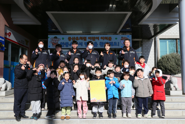 지난달 31일 안동 동산유치원 원생들이 안동소방서를 방문해 소방관들에게 감사의 마음을 전하고 기념 촬영하고 있다. 안동소방서 제공