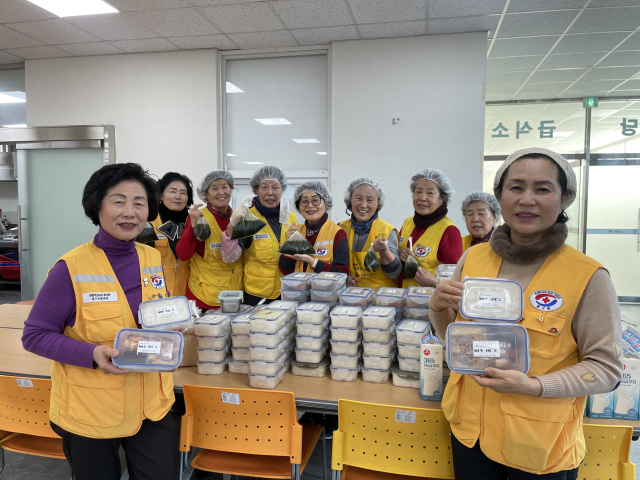 백인계 대한적십자사봉사회 전국협의회 부회장이 지난달 27일 봉사원들과 도시락 봉사를 했다. 한소연 기자