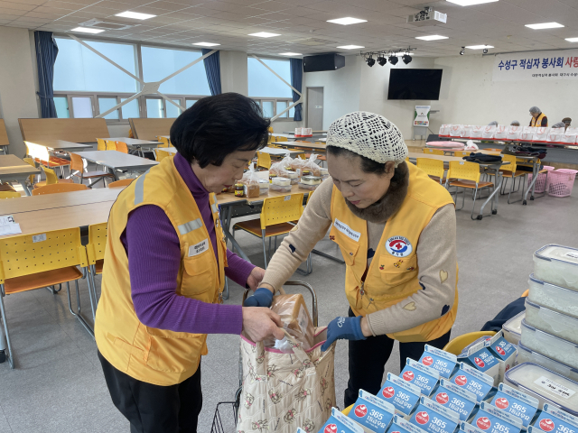 백인계 대한적십자사봉사회 전국협의회 부회장이 범물종합사회복지관에서 도시락 봉사를 하고 있다. 한소연 기자