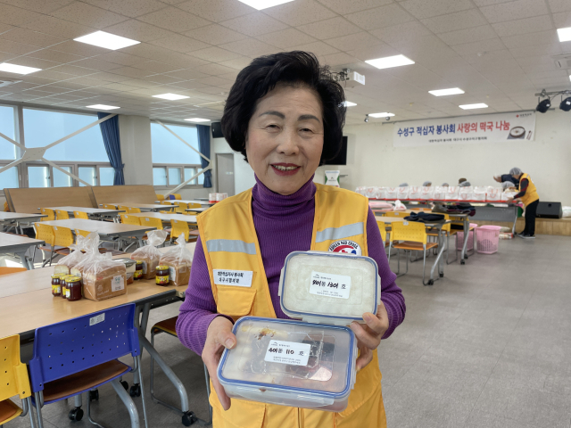 백인계 대한적십자사봉사회 전국협의회 부회장은 18년 동안 3만1천795시간을 어려운 사람들을 위해 봉사를 하고있다.그녀는 2024 대한적십자사 창립 119주년 기념식에서 최장 봉사 시간으로 대통령표창까지 수상했다. 한소연 기자
