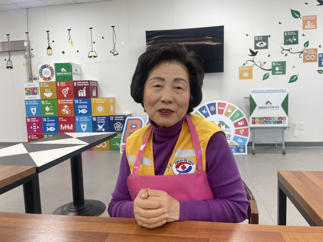 백인계 대한적십자사봉사회 전국협의회 부회장을 지난달 27일 대구 범물종합사회복지관에서 만났다. 그녀는 2024 대한적십자사 창립 119주년 기념식에서 최장 봉사 시간으로 대통령표창까지 수상했다. 한소연 기자