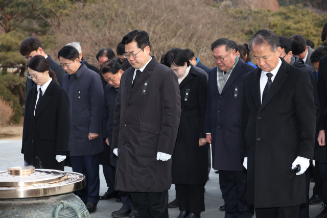 더불어민주당 박찬대 원내대표와 의원들이 1일 오전 서울국립현충원에서 현충탑을 참배하고 있다. 연합뉴스