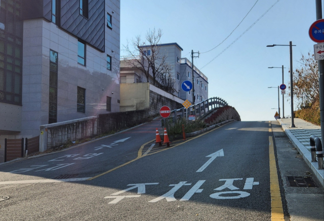 지난달 26일 찾은 대구 북구 산격동 연암공원남편주차장. 출구 차로는 폭이 좁고 경사가 심해, 대형 차량은 지나다닐 수 없다. 이에 대형 차량은 입구로 다시 역주행해야 빠져나올 수 있다. 윤수진 기자