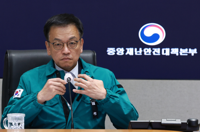 최상목 대통령 권한대행 부총리 겸 기획재정부 장관이 1일 오전 정부서울청사에서 열린 제주항공 여객기 사고 중앙재난안전대책본부(중대본) 회의를 주재하며 수첩을 꺼내고 있다. 연합뉴스