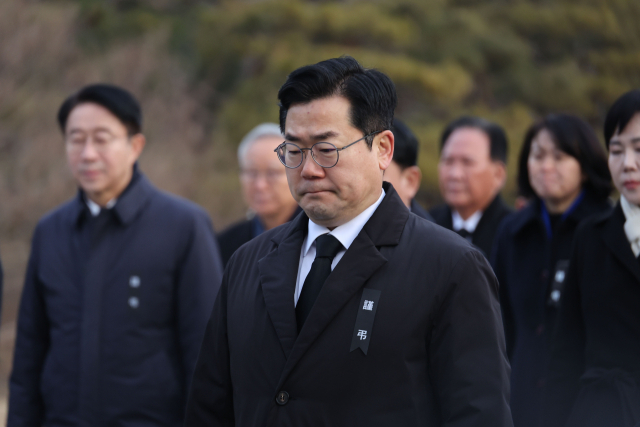 더불어민주당 박찬대 원내대표와 의원들이 1일 오전 서울국립현충원을 찾아 현충탑으로 향하고 있다. 연합뉴스