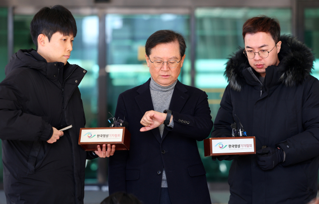 윤석열 대통령 측 윤갑근 변호사가 31일 오전 서울 서초구 서울고검 앞에서 기자간담회를 열고 법원의 윤 대통령에 대해 청구한 체포영장 발부 관련 입장을 말하기 전 시계를 확인하고 있다. 연합뉴스
