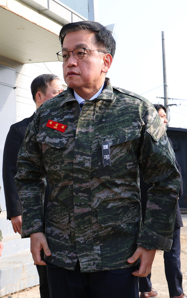 최상목 대통령 권한대행 부총리 겸 기획재정부 장관이 1일 경기 김포 해병대 2사단을 방문하고 있다. 연합뉴스