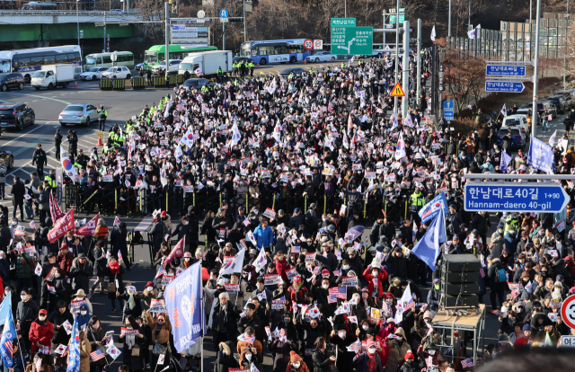 2일 오후 서울 용산구 한남동 대통령 관저 인근에서 탄핵 반대 집회가 열리고 있다. 연합뉴스