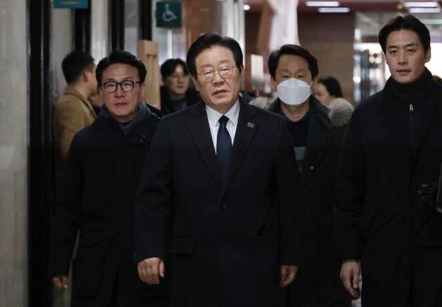 이재명 더불어민주당 대표가 지난달 29일 국회에서 전남 무안공항 항공기 활주로 이탈 사고와 관련한 긴급 최고위원회의를 소집, 수습방안 등을 논의하기 위해 회의실로 이동하고 있다. 연합뉴스