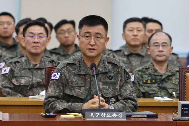 계엄사령관 역할을 했던 박안수 육군참모총장이 10일 국회 국방위원회 전체회의에서 계엄 경위 등과 관련한 질의에 답하고 있다. 연합뉴스