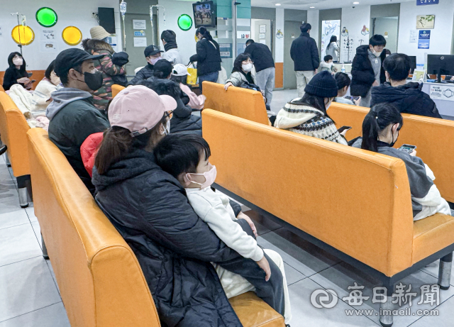 추운 날씨에 독감 환자가 빠르게 늘고 있다. 4일 대구 시내의 한 아동병원이 내원한 아이들과 보호자로 북적이고 있다. 대구시에 따르면 지난달 셋째주 외래환자 1천명당 인플루엔자 의심 환자는 21.3명으로 2주만에 5배 급증했다. 안성완 기자 asw0727@imaeil.com
