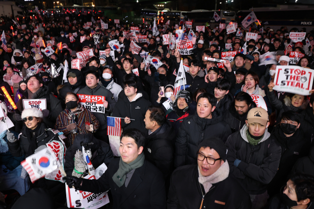 4일 오후 대통령 관저가 있는 서울 용산구 한남동 한남대로에서 대한민국바로세우기국민운동본부 등이 윤석열 대통령 체포를 반대하는 집회를 열고 있다. 연합뉴스
