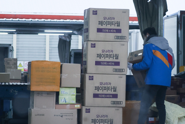 인천 계양구 서운동 CJ대한통운택배 강서B터미널에서 직원들이 배송 품목을 분류하고 있다. 연합뉴스