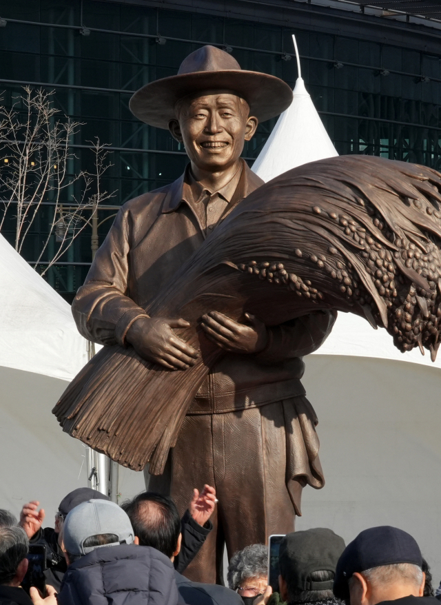 대구 동대구역 광장에 있는 박정희 전 대통령 동상. 매일신문DB