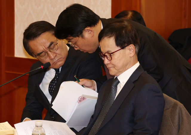 윤석열 대통령의 법률대리인 배보윤(왼쪽), 도태우 변호사가 3일 오후 서울 종로구 헌법재판소에서 윤석열 대통령 탄핵심판 2회 변론준비기일에서 대화하고 있다. 연합뉴스