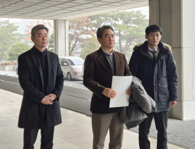 윤석열 대통령 법률대리인단이 6일 서울 서초구 중앙지검에서 공수처장·경찰청 차장·국방차관 등 11명에 대한 고발장을 제출하며 취재진에게 입장을 밝히고 있다. 연합뉴스