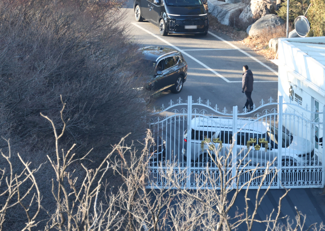 고위공직자범죄수사처가 윤석열 대통령의 체포영장 집행에 나선 3일 서울 용산구 한남동 대통령 관저 경내에서 대통령 경호처 인원들이 철문 앞을 차량으로 막고 있다. 연합뉴스