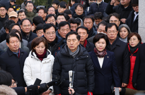 與 의원들 대통령 관저 앞 집결…