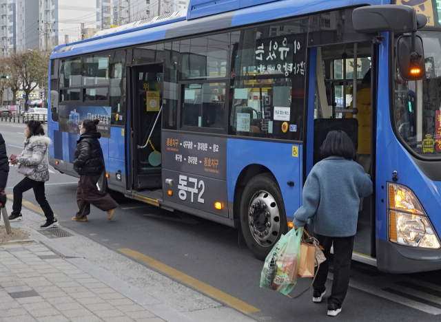 7일 대구 동구 방촌시장 정류장에서 승객들이 동구2번 버스에 승하차를 하고 있다. 김영진 기자 kyjmaeil@imaeil.com
