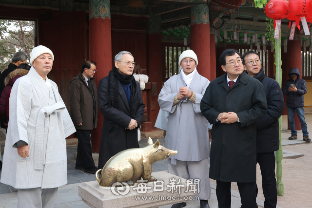 유인촌 문화체육관광부 장관이 2025 APEC 정상회의 준비 상황 점검차 7일 경주를 방문해 주낙영 경주시장 등과 함께 불국사 경내를 살펴보고 있다. 김진만 기자